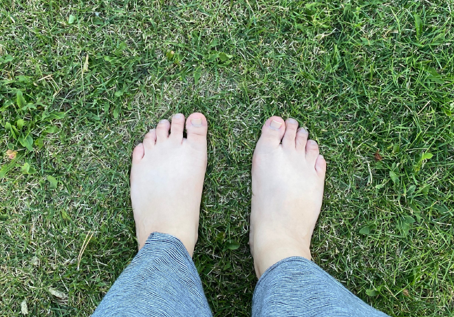 自然　裸足　足踏み