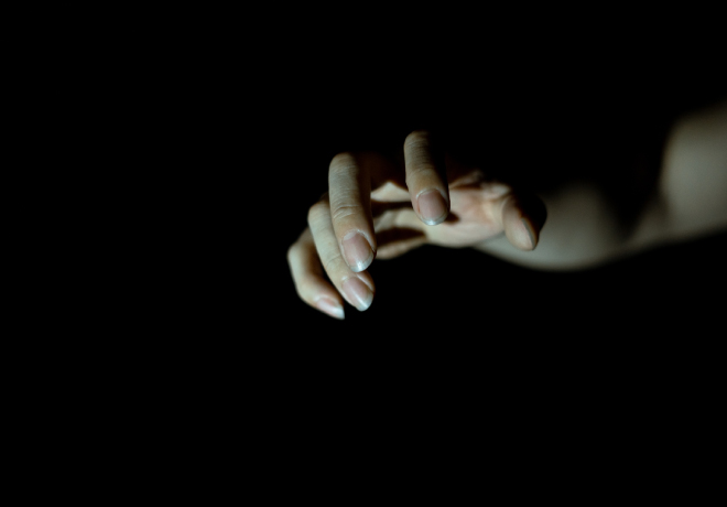 暗闇から伸びる手