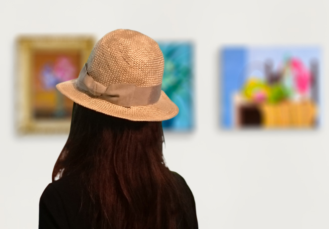 絵画を眺める女性